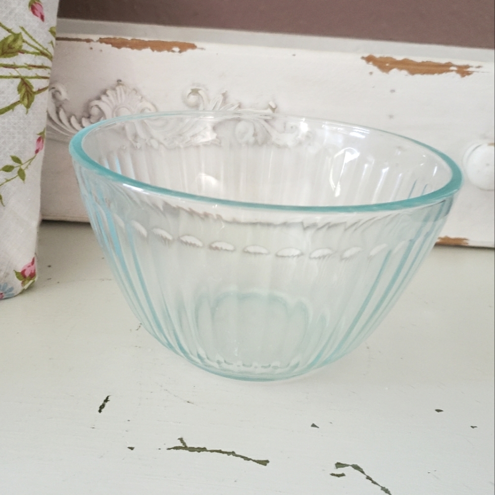Vtg Pyrex Small Mixing bowl